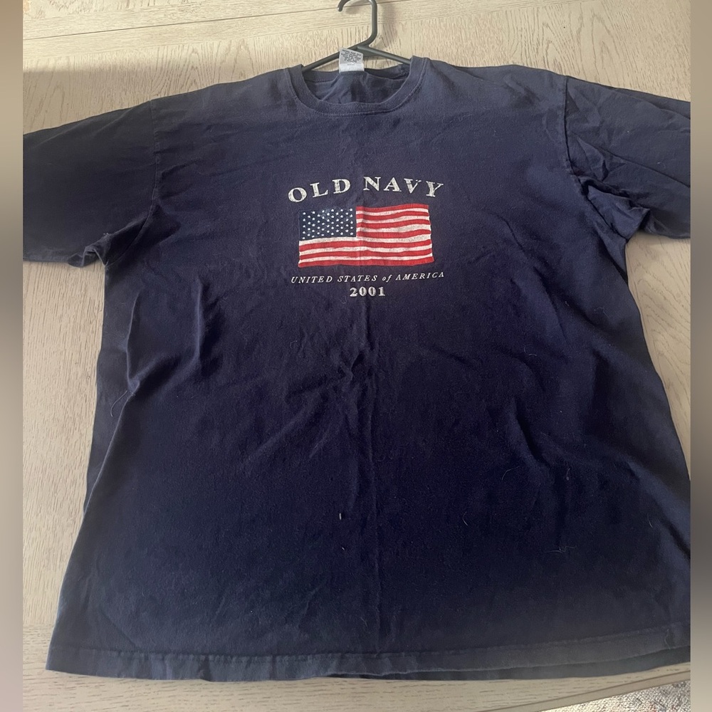 Old Navy Men's Dark Blue Tee with Flag Design